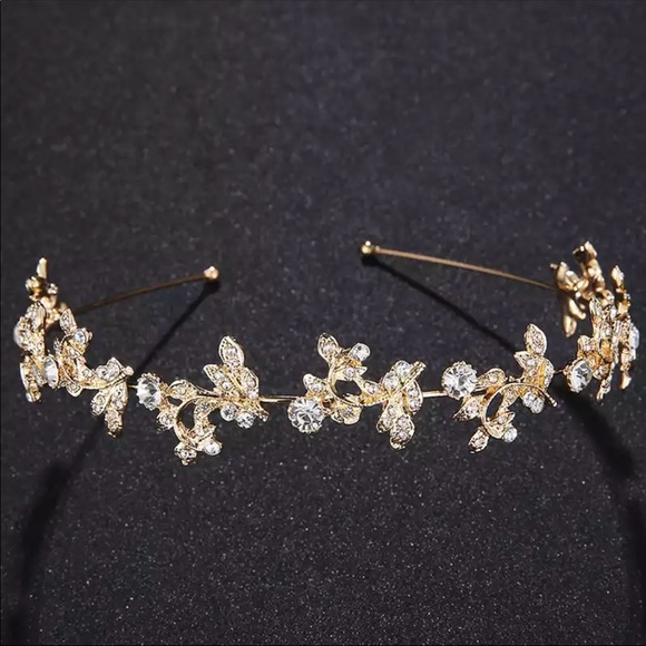 Accessories - 🎉moving sale🎉 Beautiful, gold bridal tiara👑